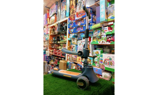 اسکوتر دو حالته صندلی دار تاشو کودک با چرخ های چراغدار و موزیکال_اسباب بازی