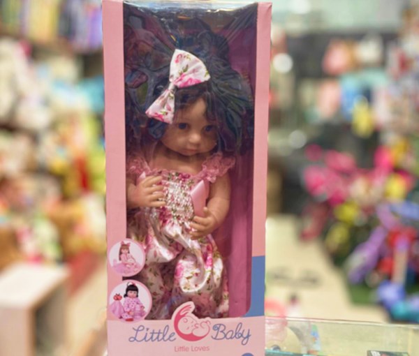 عروسک سیلیکونی دختر بچه 50 سانتی سخنگو با گل سر صورتی_اسباب بازی