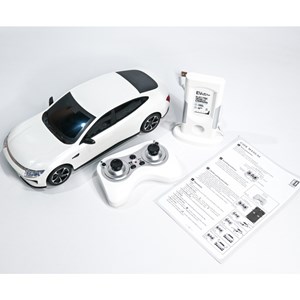 ماشین کنترلی E7 موزیکال و چراغدار با ایستگاه شارژ کد 003-725 رنگ سفید_اسباب بازی