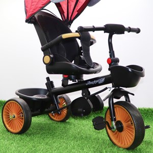 سه چرخه فلزی با سایه بان رنگ قرمز